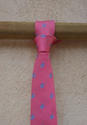Corbata-rosa-molinos-azules