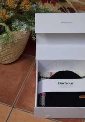 estuche-barbour-bufanda-gorro-blanco-y-negro